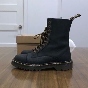 LIKE NEW Dr. Martens Black Matte AirWair